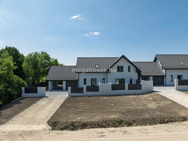 Eladó ház Gyúró 195 nm