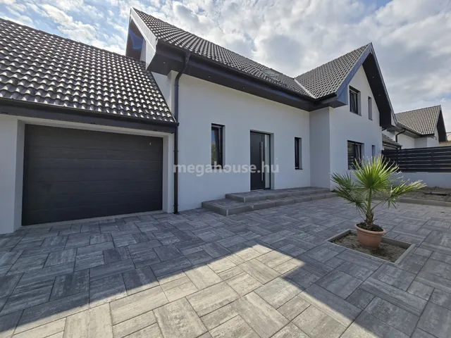 Eladó ház Gyúró 202 nm