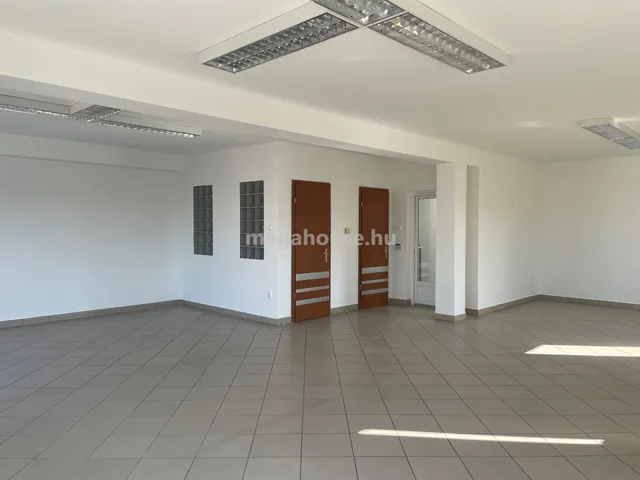 Eladó kereskedelmi és ipari ingatlan Győr 680 nm