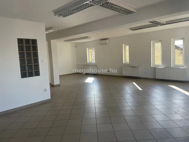 Eladó kereskedelmi és ipari ingatlan Győr 680 nm