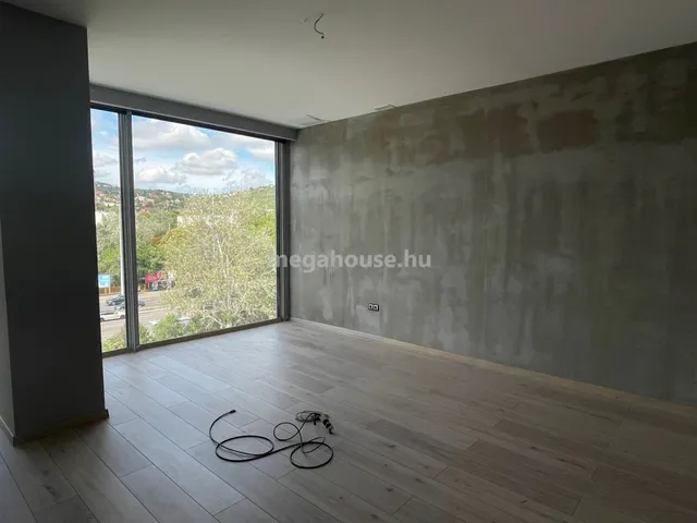 Kiadó kereskedelmi és ipari ingatlan Budapest XI. kerület 241 nm