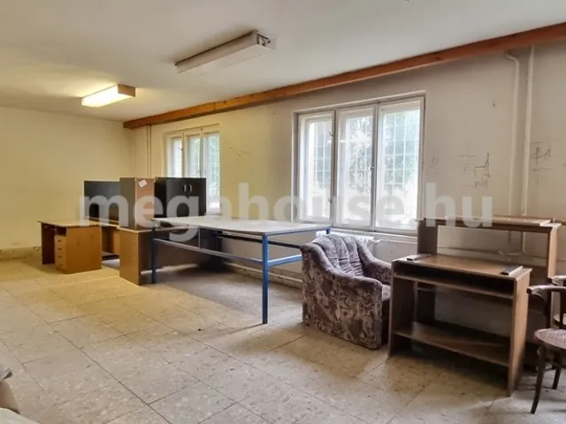 Eladó kereskedelmi és ipari ingatlan Váchartyán 294 nm