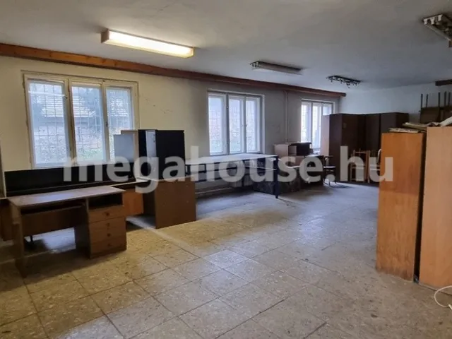 Eladó kereskedelmi és ipari ingatlan Váchartyán 294 nm