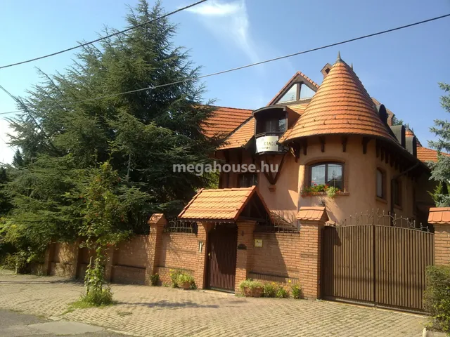 Eladó ház Budapest XI. kerület, Sasad-Sashegy XI. ker., Haraszt utca 558 nm