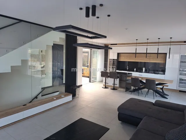 Kiadó ház Budaörs 257 nm