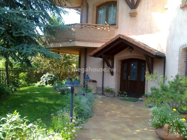 Kiadó kereskedelmi és ipari ingatlan Budapest XI. kerület, Sasad-Sashegy XI. ker. 210 nm