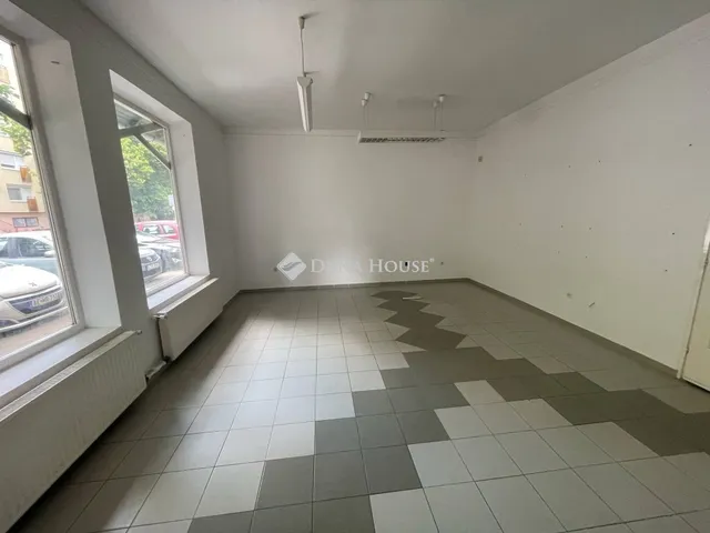 Eladó kereskedelmi és ipari ingatlan Orosháza, Széchenyi tér 107 nm