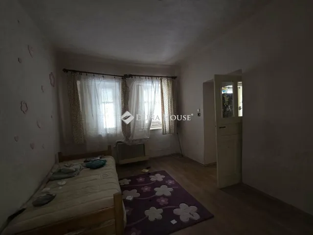 Eladó ház Pusztaszer, Köztársaság tér 255 nm