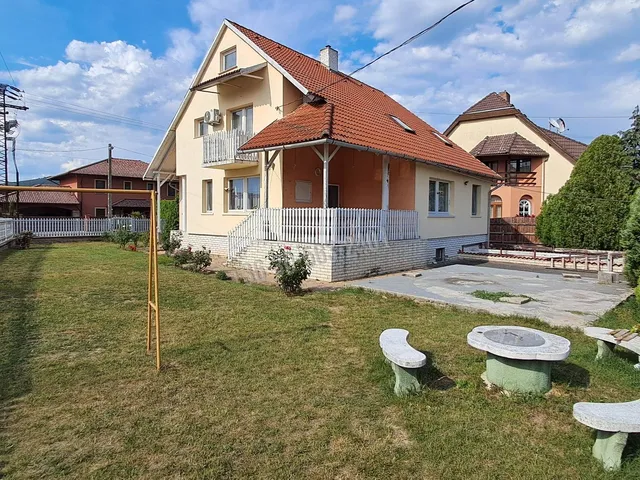 Eladó lakás Esztergom, Szentgyörgymező, Leiningen-Westerburg utca 148 nm