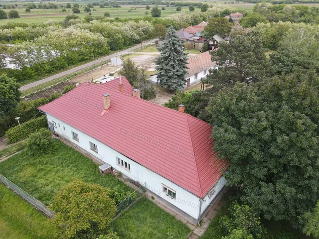 Eladó kereskedelmi és ipari ingatlan Kápolna 300 nm