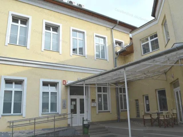 Eladó kereskedelmi és ipari ingatlan Szolnok 37 nm