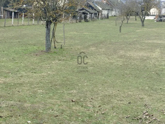 Eladó telek Kőröshegy 800 nm