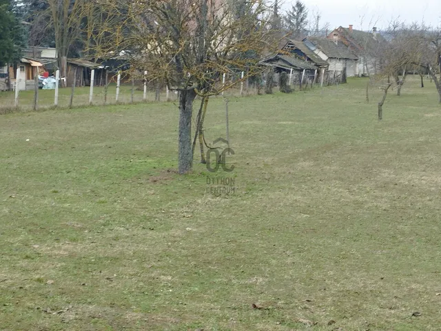 Eladó telek Kőröshegy 800 nm