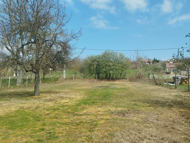 Eladó telek Kőröshegy 750 nm