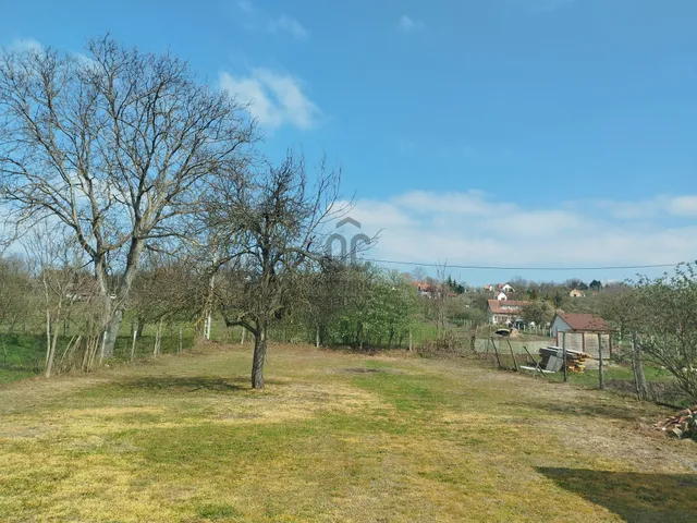 Eladó telek Kőröshegy 750 nm