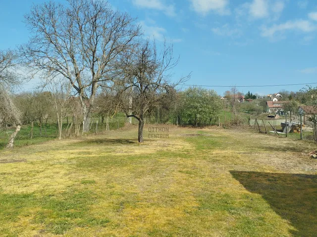 Eladó telek Kőröshegy 750 nm