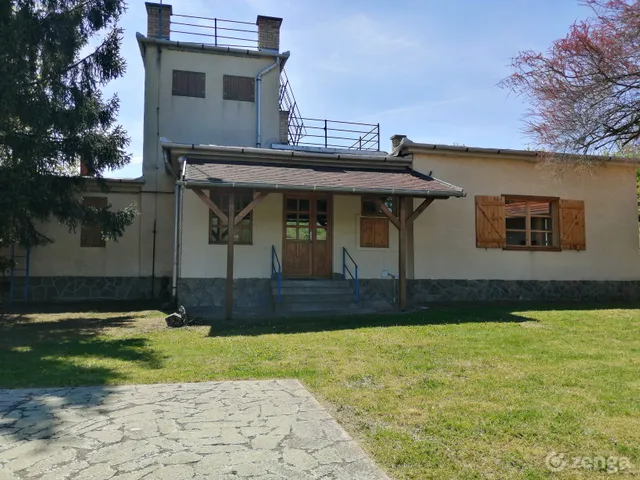 Eladó ház Kács, Szabadság út 1 143 nm