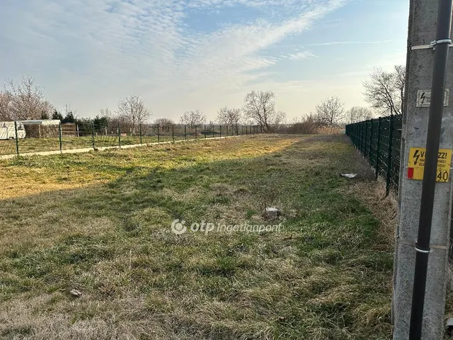 Eladó telek Lipót 1002 nm