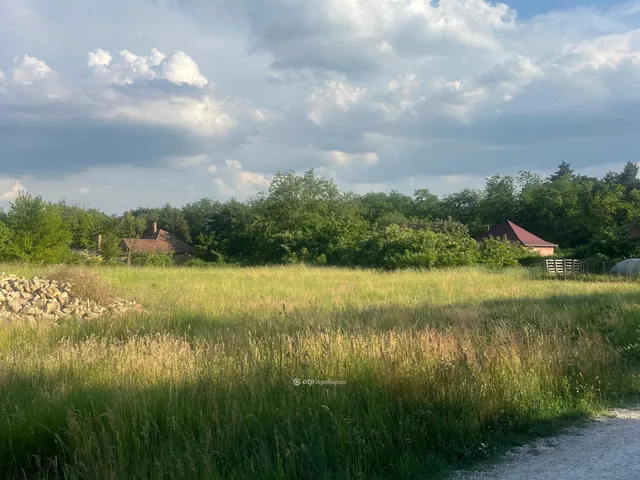Eladó telek Bőny 1077 nm