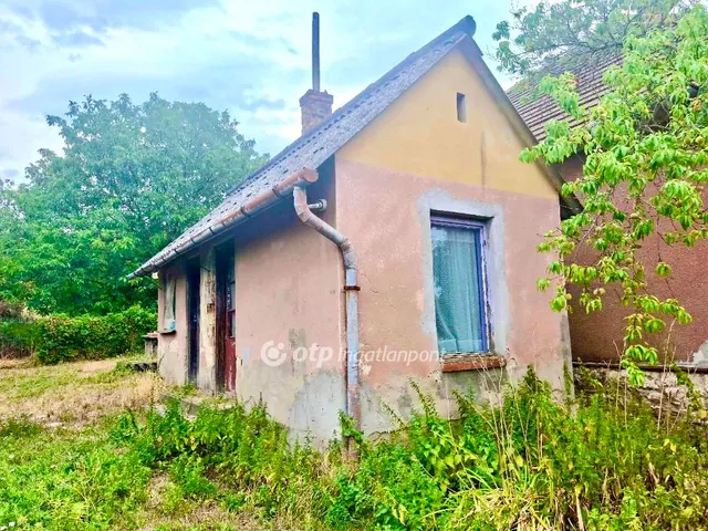 Eladó telek Kajárpéc 2702 nm