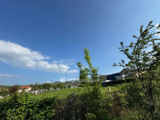 Eladó telek Üröm 1600 nm