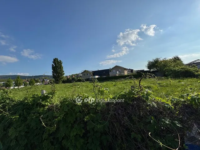 Eladó telek Üröm 1600 nm