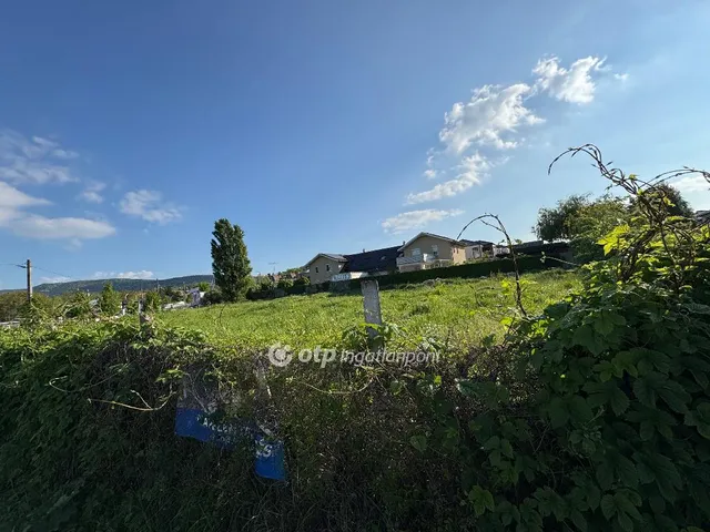Eladó telek Üröm 1600 nm