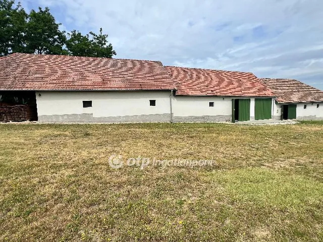 Eladó kereskedelmi és ipari ingatlan Bakonyszentlászló, Falu közepe 365 nm