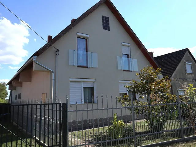 Eladó ház Balatonfenyves 200 nm