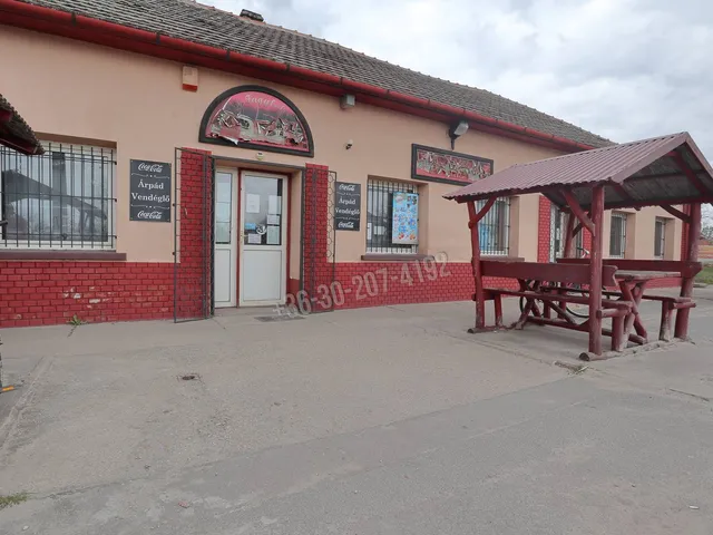 Eladó kereskedelmi és ipari ingatlan Ópusztaszer 250 nm