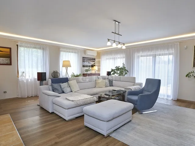 Eladó ház Gyenesdiás 300 nm