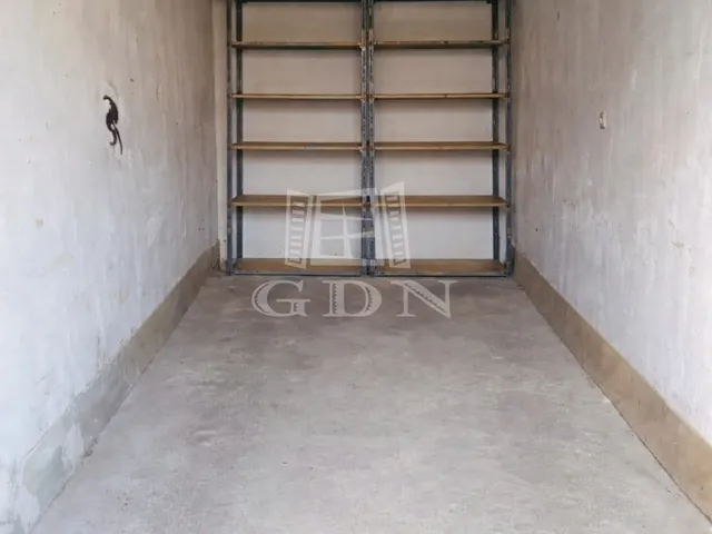 Eladó garázs Vác, Deákvár 14 nm