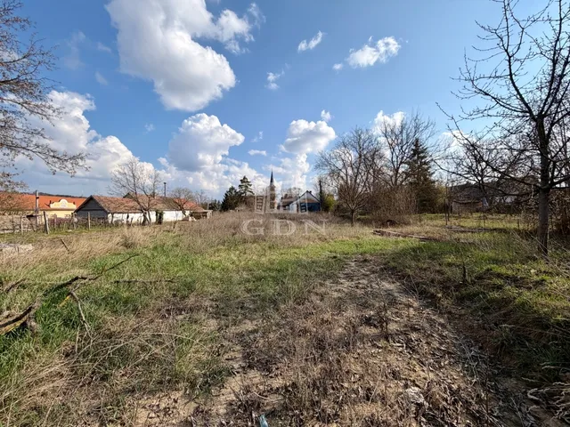 Eladó telek Kosd 698 nm