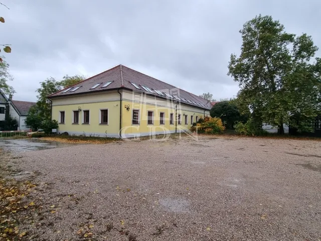 Eladó kereskedelmi és ipari ingatlan Székesfehérvár, Felsőváros 3000 nm