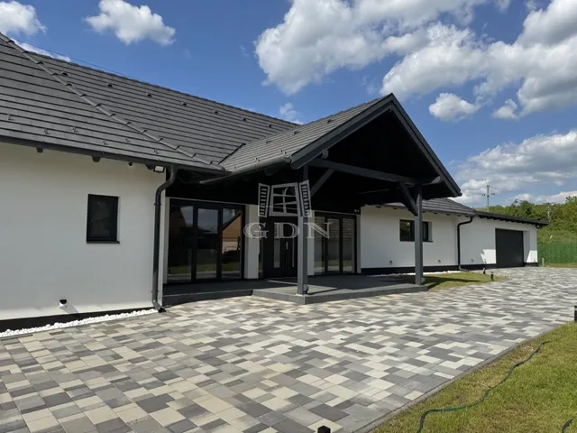 Eladó ház Mór 220 nm