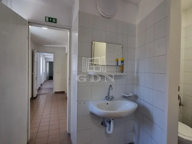 Kiadó kereskedelmi és ipari ingatlan Székesfehérvár, Belváros 306 nm