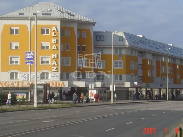Kiadó garázs Székesfehérvár, Belváros 15 nm
