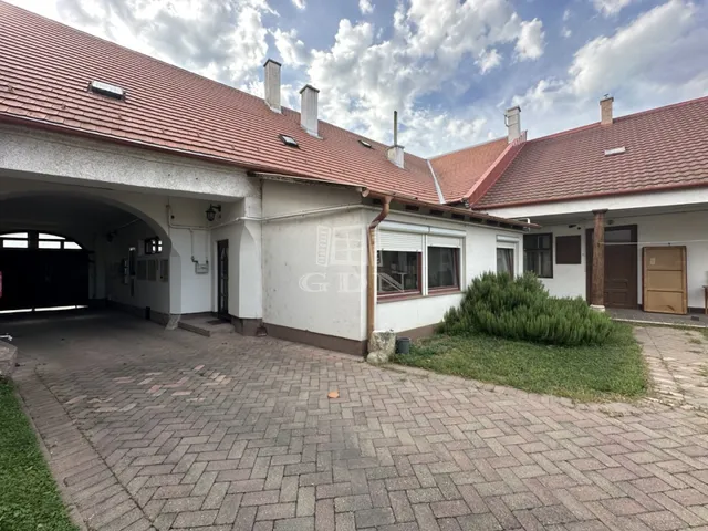 Kiadó kereskedelmi és ipari ingatlan Székesfehérvár, Felsőváros 150 nm