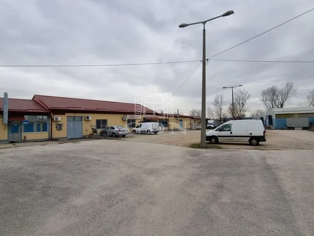 Kiadó kereskedelmi és ipari ingatlan Székesfehérvár, Alsóváros 150 nm