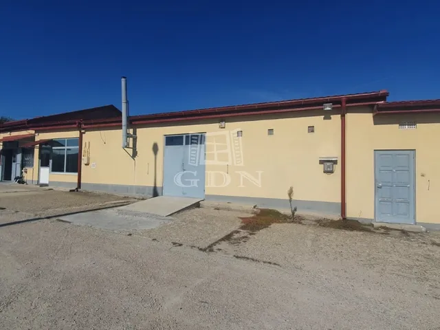 Kiadó kereskedelmi és ipari ingatlan Székesfehérvár, Alsóváros 150 nm