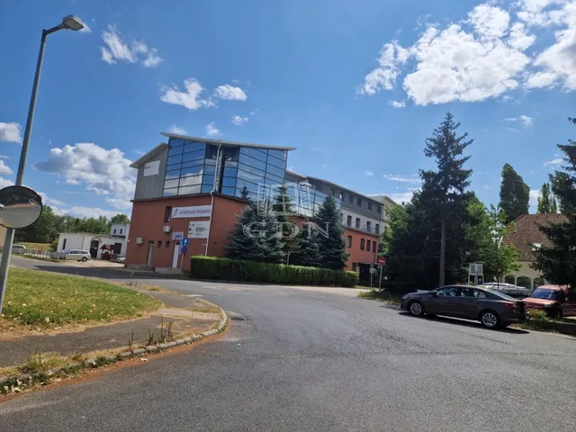 Kiadó kereskedelmi és ipari ingatlan Székesfehérvár 109 nm