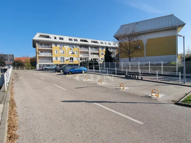 Kiadó garázs Székesfehérvár, Belváros 15 nm