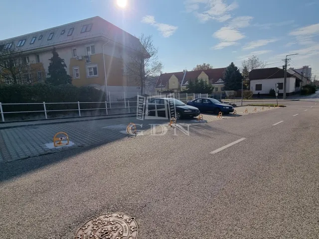 Kiadó garázs Székesfehérvár, Belváros 15 nm