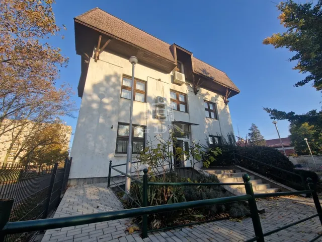 Kiadó kereskedelmi és ipari ingatlan Székesfehérvár, Belváros 109 nm