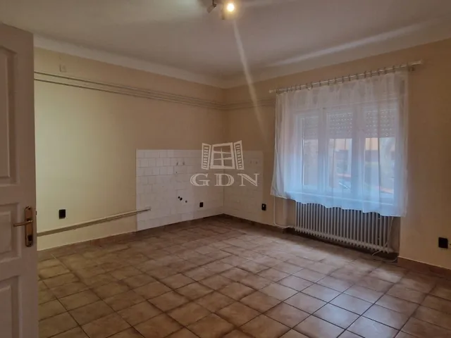 Kiadó kereskedelmi és ipari ingatlan Székesfehérvár, Belváros 50 nm