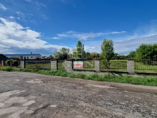 Eladó kereskedelmi és ipari ingatlan Székesfehérvár, Váralja 3000 nm