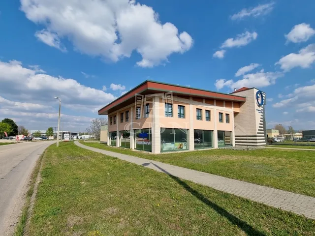 Kiadó kereskedelmi és ipari ingatlan Székesfehérvár 104 nm