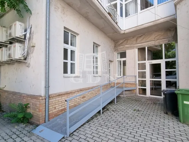 Kiadó kereskedelmi és ipari ingatlan Székesfehérvár, Belváros 90 nm