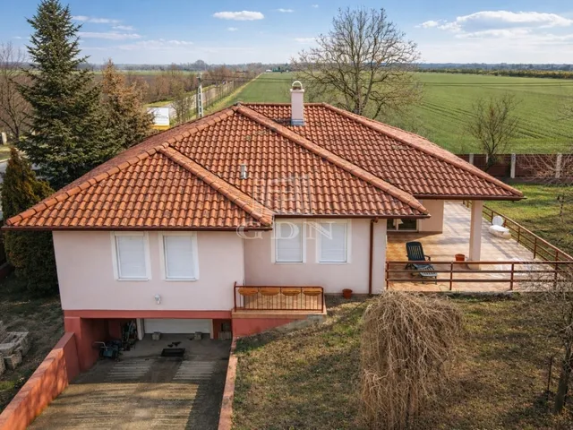 Eladó ház Úrhida 220 nm