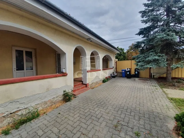 Kiadó kereskedelmi és ipari ingatlan Székesfehérvár, Felsőváros 160 nm